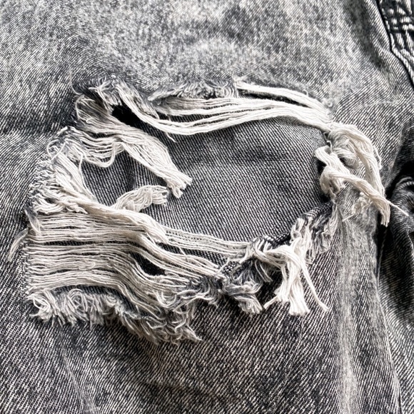 🌫 LIGHT GREY DENIM DISTRESSED HIGH WAIST RIPPED MOM JEANS! - Picture 9 of 11